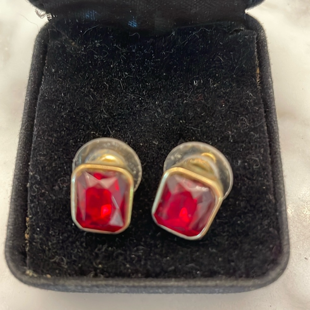 Red square earrings